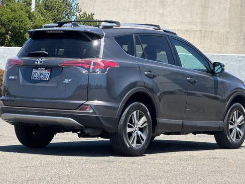 Used 2018 Toyota RAV4 XLE AWD/4WD image 2
