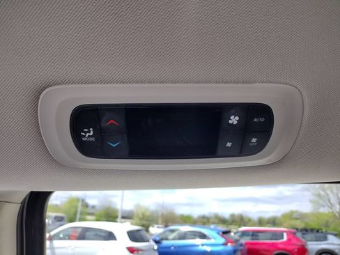 Used 2024 Chrysler Pacifica Limited FWD image 34