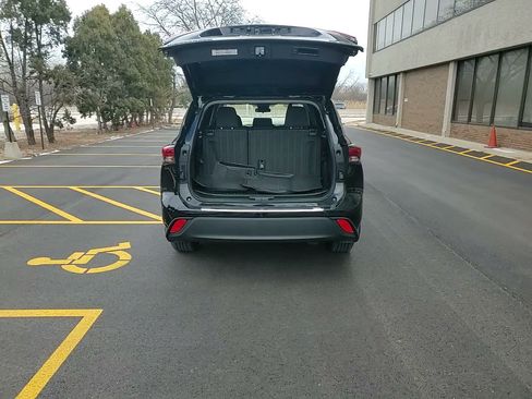 Used 2023 Toyota Highlander LE image 6