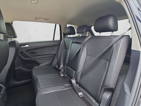 Used 2018 Volkswagen Tiguan SEL AWD/4WD image 17
