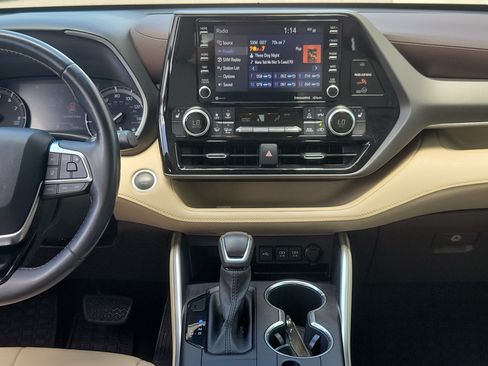 Used 2021 Toyota Highlander XLE FWD image 22