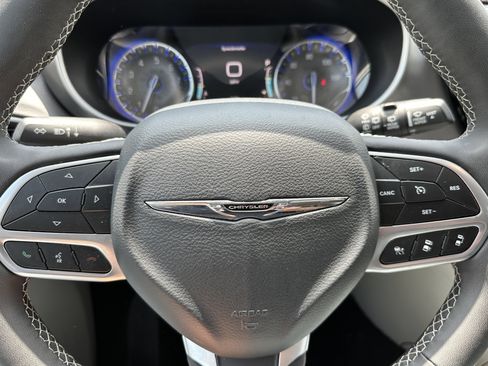 Used 2024 Chrysler Pacifica Touring-L FWD image 24