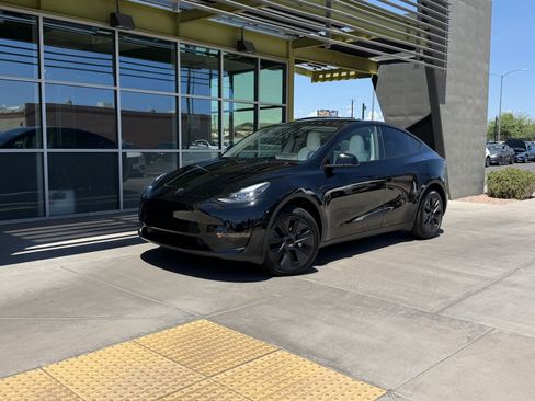 Used 2024 Tesla Model Y 2WD image 1