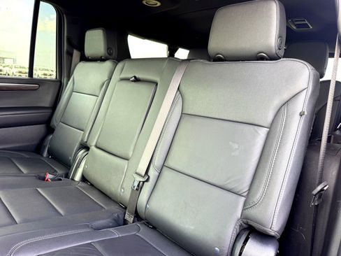 Used 2025 Chevrolet Suburban Z71 image 17