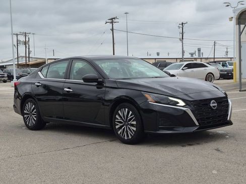 Used 2024 Nissan Altima 2.5 SV FWD image 3