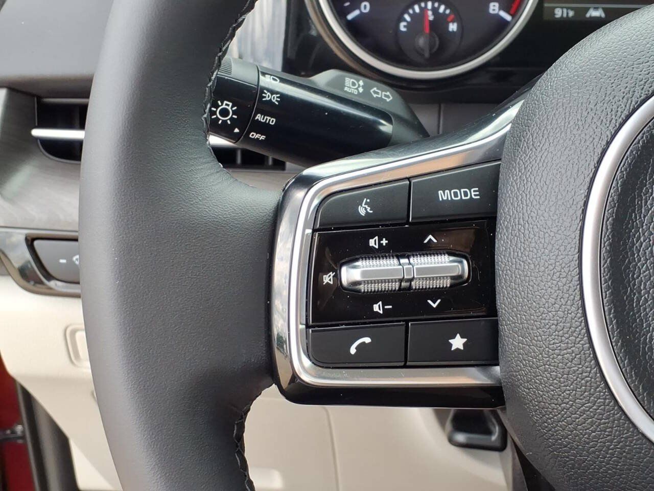 Used 2024 Kia Carnival EX FWD image 17