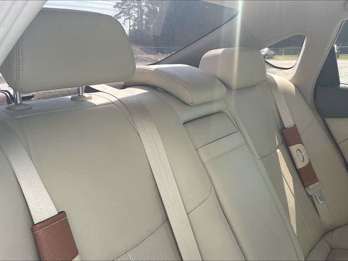 Used 2018 INFINITI Q70 Luxe w/ Cargo Package RWD image 9