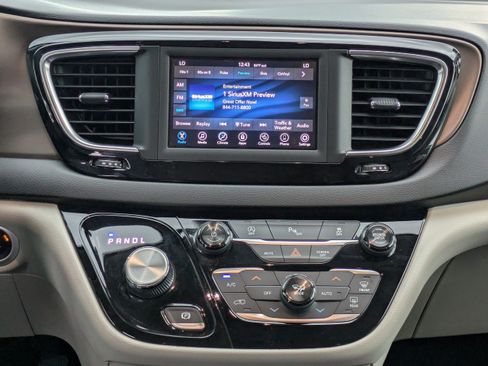 Used 2018 Chrysler Pacifica Touring-L FWD image 20