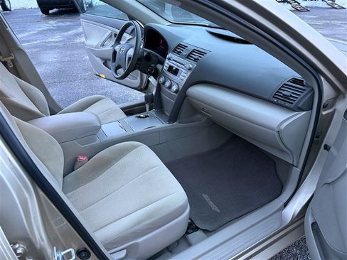Used 2011 Toyota Camry image 8