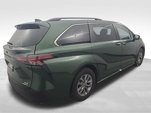 Used 2021 Toyota Sienna XLE w/ XLE Plus Package image 4