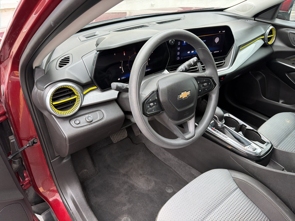 Used 2025 Chevrolet Trax LT FWD image 9