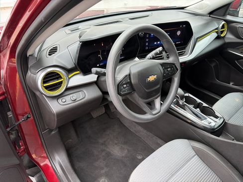 Used 2025 Chevrolet Trax LT FWD image 9