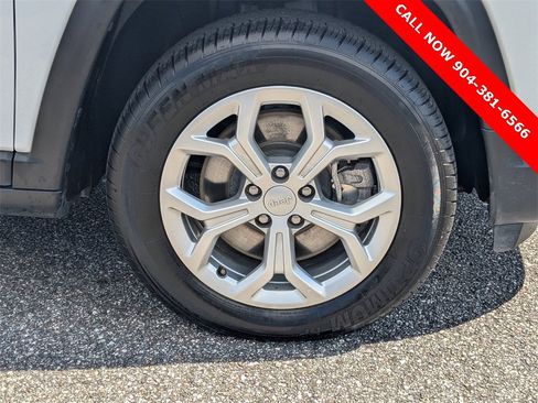 Used 2024 Jeep Compass Latitude image 11