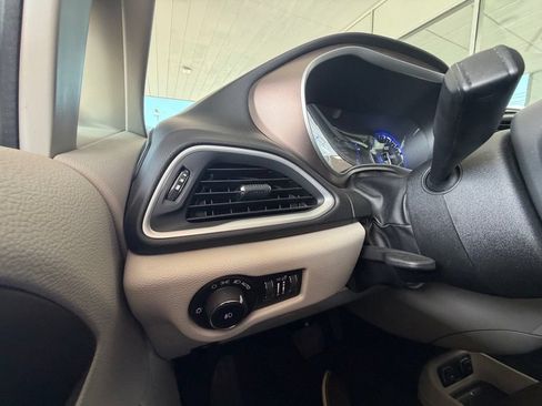 Used 2018 Chrysler Pacifica Touring Plus FWD image 12