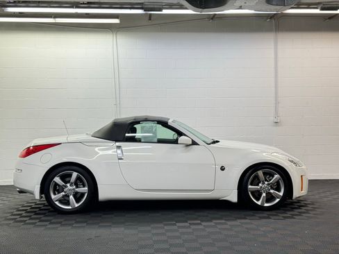 Used 2009 Nissan 350Z Touring image 4