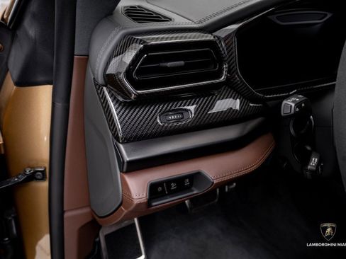 Used 2025 Lamborghini Urus SE image 25