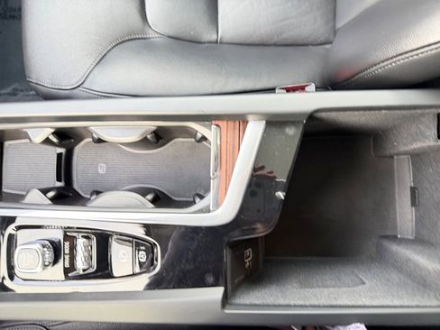 Used 2020 Volvo S60 T5 Momentum image 24