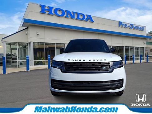 Used 2025 Land Rover Range Rover SE AWD/4WD image 2