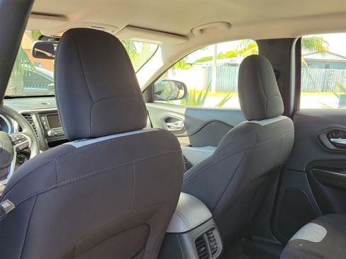 Used 2014 Jeep Cherokee Sport image 11