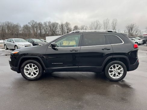 Used 2017 Jeep Cherokee Latitude image 2