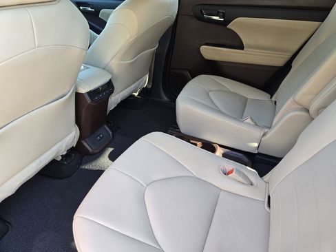 Used 2020 Toyota Highlander XLE FWD image 29