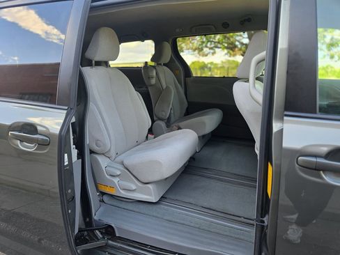 Used 2011 Toyota Sienna LE w/ Towing Pkg FWD image 16