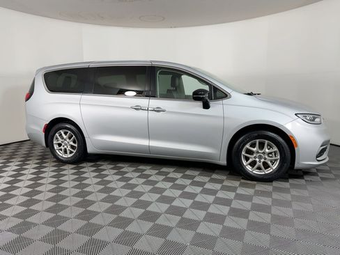 Used 2024 Chrysler Pacifica Touring-L image 7