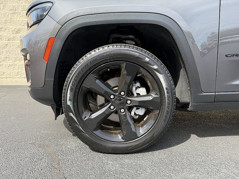 Used 2024 Jeep Grand Cherokee Limited w/ Black Appearance Package AWD/4WD image 8