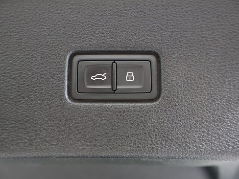 Used 2019 Audi Q8 Premium Plus image 17