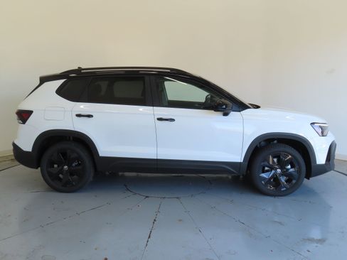 New 2026 Volkswagen Taos SE FWD image 2