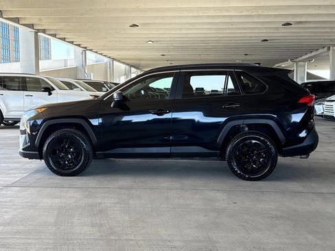 Used 2019 Toyota RAV4 LE image 1