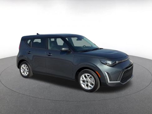 Used 2025 Kia Soul LX w/ LX Technology Package FWD image 2