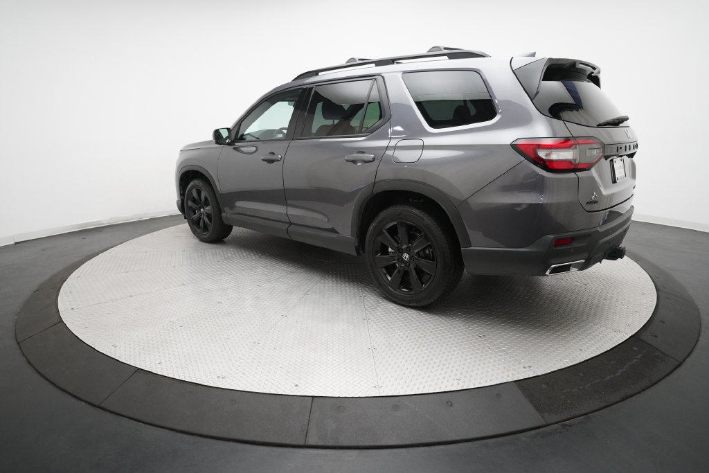 Certified 2025 Honda Pilot Black Edition image 34