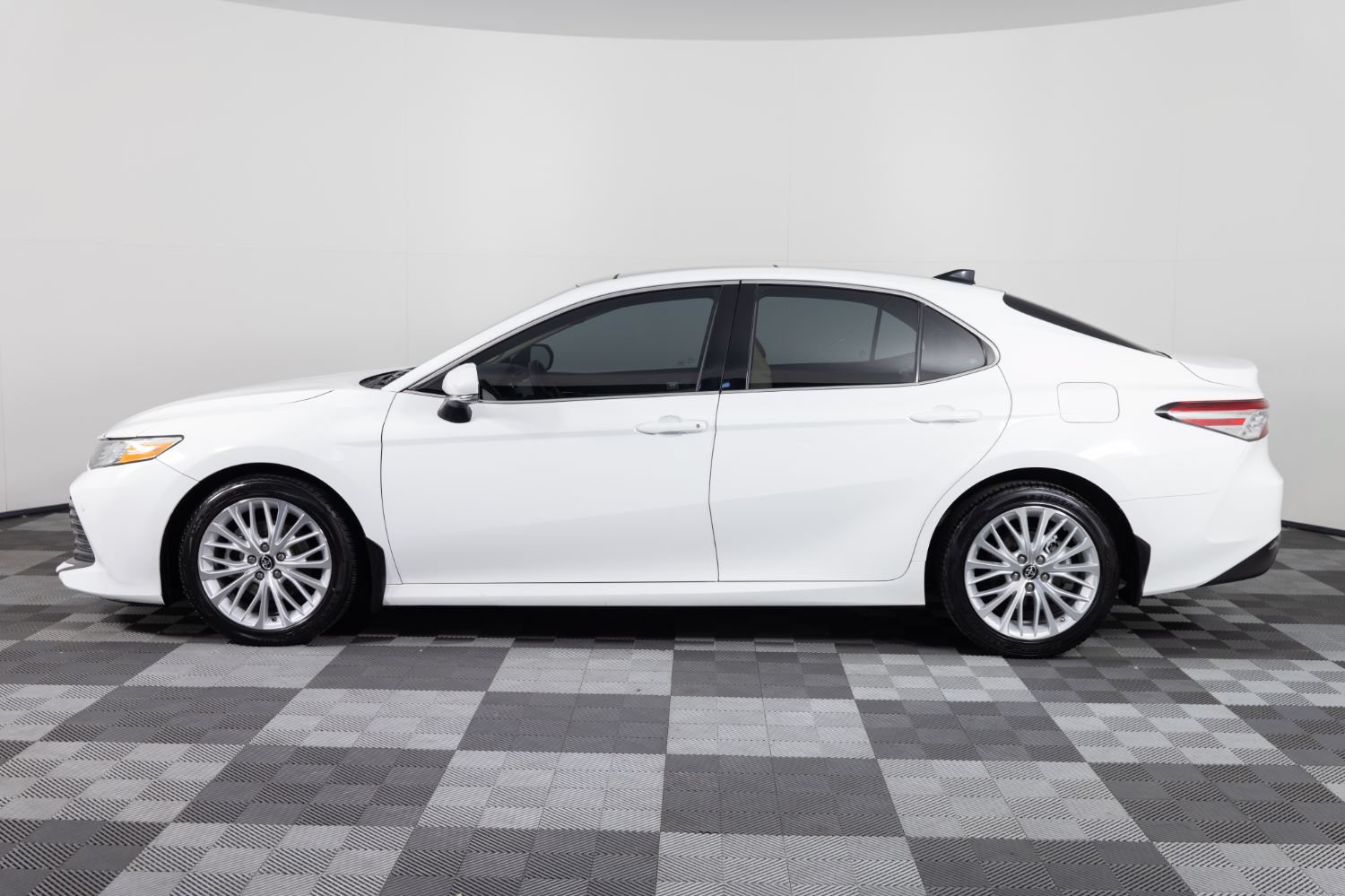 Used 2018 Toyota Camry XLE FWD image 3