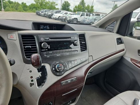 Used 2011 Toyota Sienna XLE w/ Entertainment Pkg FWD image 20