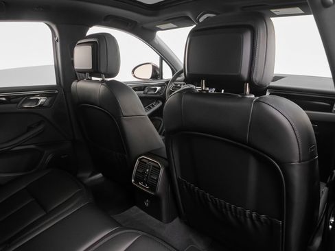 Used 2025 Porsche Macan image 24