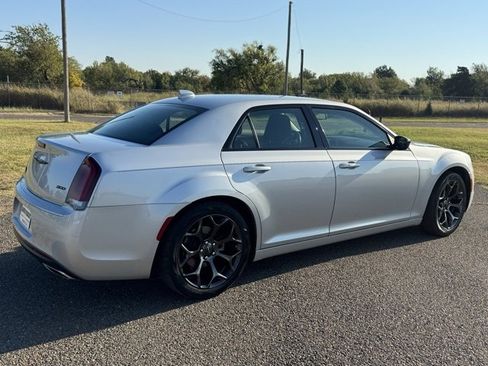 Certified 2022 Chrysler 300 Touring w/ Sport Appearance Package image 6