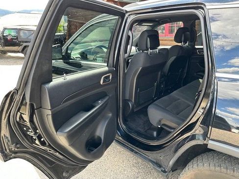 Used 2017 Jeep Grand Cherokee Laredo image 6