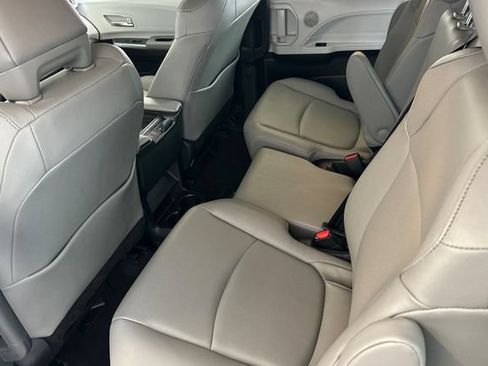 Used 2026 Toyota Sienna XLE FWD image 16