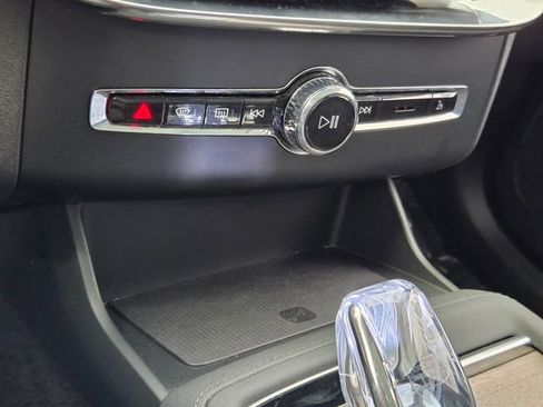 Certified 2025 Volvo XC90 B6 Plus image 33