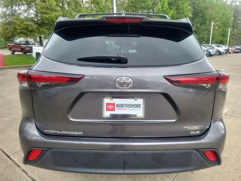 Used 2024 Toyota Highlander XLE FWD image 5