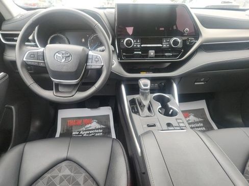 Certified 2025 Toyota Highlander XLE AWD/4WD image 8