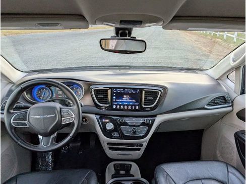 Used 2017 Chrysler Pacifica Touring-L image 30