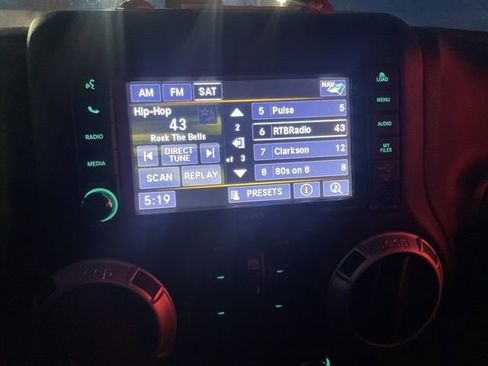 Used 2018 Jeep Wrangler Unlimited Rubicon w/ Cold Weather Group image 8