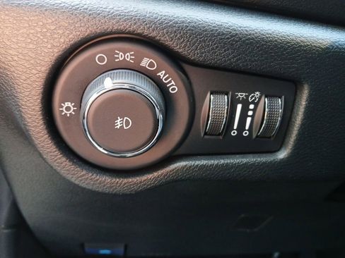 Used 2025 Chrysler Pacifica Select image 25