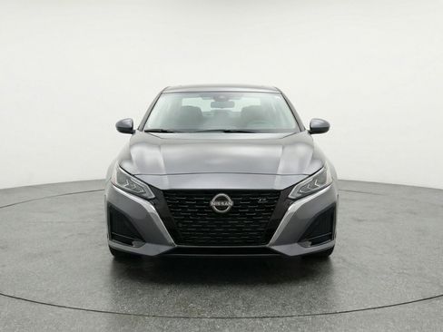 Used 2025 Nissan Altima 2.5 SV FWD image 2