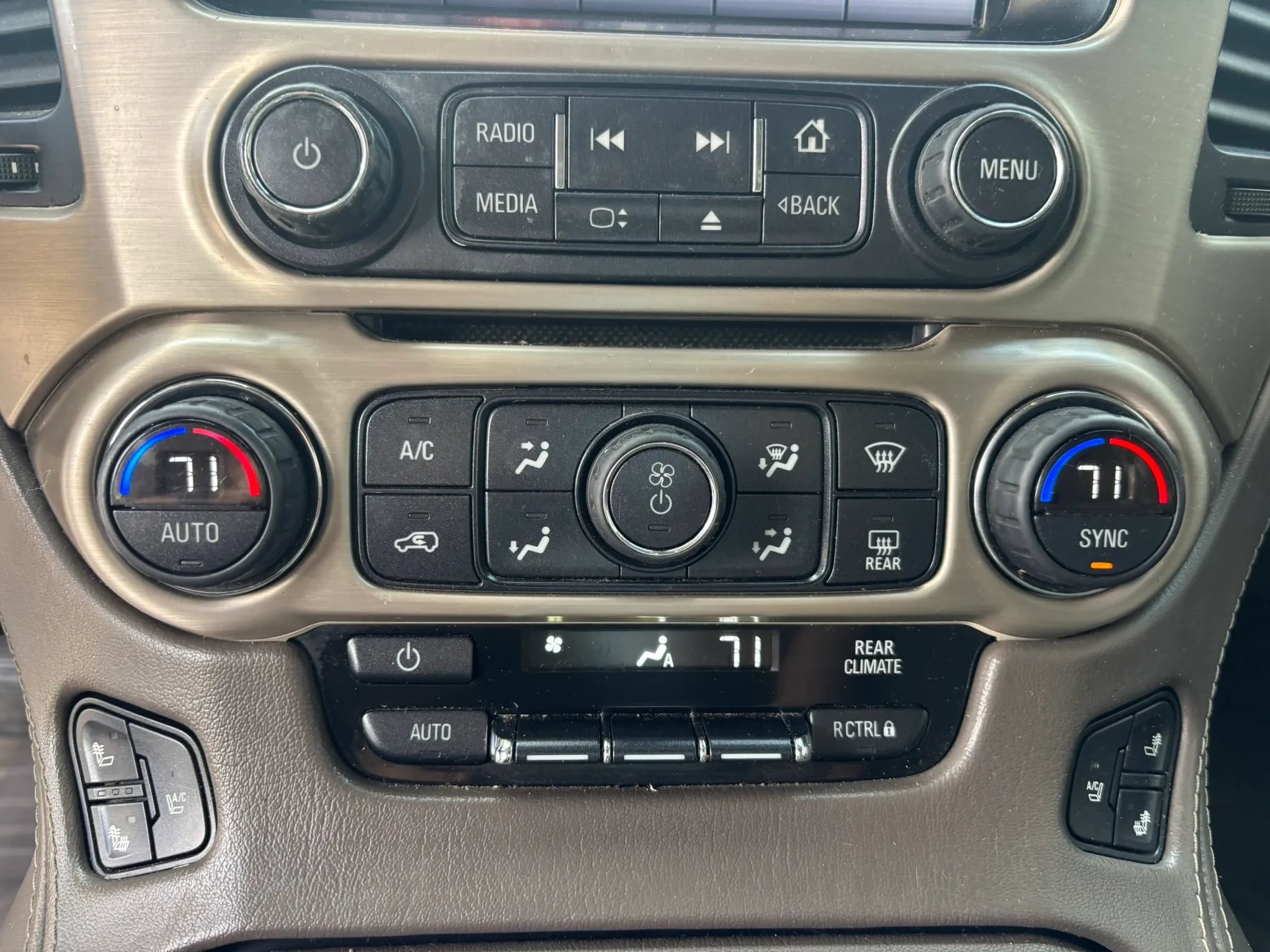 Used 2015 GMC Yukon Denali w/ Touring Package AWD/4WD image 31