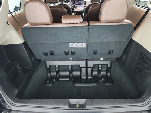 Used 2020 Toyota Sienna Limited Premium image 54