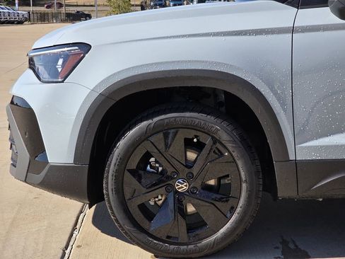 New 2026 Volkswagen Taos SE FWD image 5