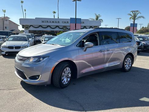 Used 2017 Chrysler Pacifica Touring-L image 11
